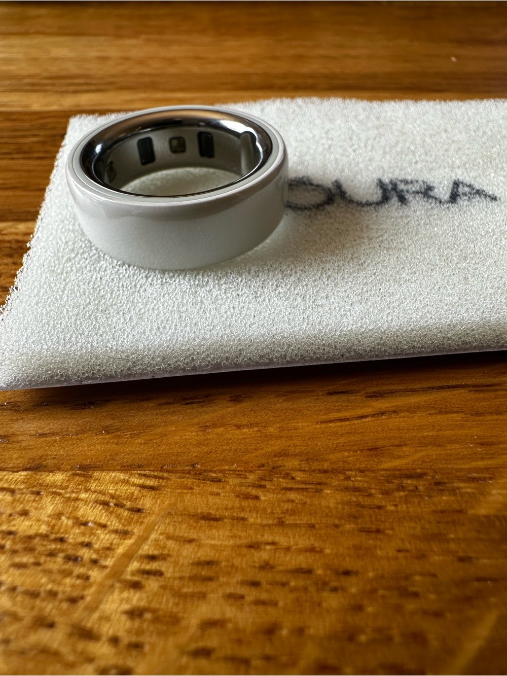 Oura Ring 4 Ceramic with Charger with Cable and Polishing cloth - Cloud size 8 - Picture 5 of 5